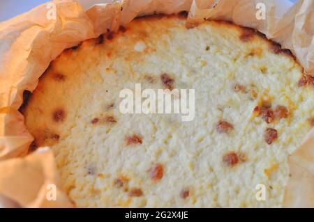 Rodiger Quark-Auflauf mit Rosinen auf weißem Hintergrund Stockfoto