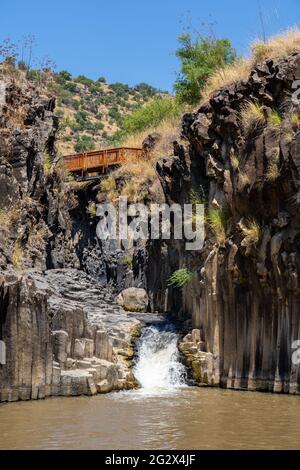 Israel, Golan Heights, Yehudiya Forest Nature Reserve Meshushim Pool - Hexagon Pool so genannt wegen der Form der Basaltfelsen in der Klippe in Stockfoto