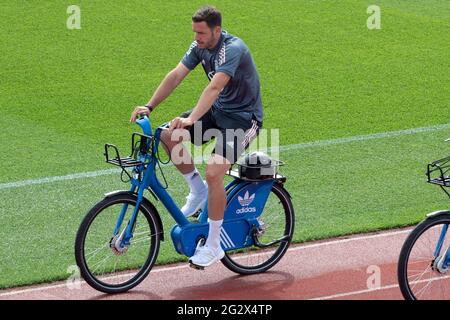 Herzogenaurach, Deutschland. Juni 2021. Fußball: Europameisterschaft, Nationalmannschaft, Training auf dem Adi Dassler Sportplatz. Deutschlands Christian Günter kommt mit dem Fahrrad zum Training. Quelle: Federico Gambarini/dpa/Alamy Live News Stockfoto