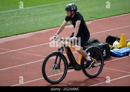 Herzogenaurach, Deutschland. Juni 2021. Fußball: Europameisterschaft, Nationalmannschaft, Training auf dem Adi Dassler Sportplatz. Der deutsche Jonas Hofmann kommt mit dem Fahrrad zum Training. Quelle: Federico Gambarini/dpa/Alamy Live News Stockfoto