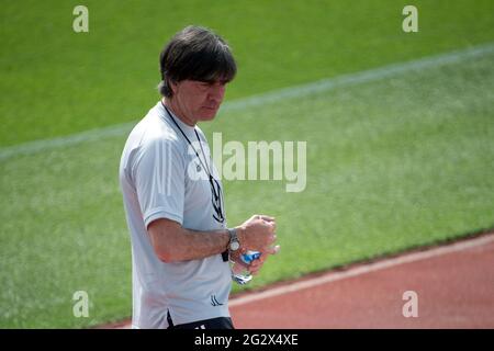 Herzogenaurach, Deutschland. Juni 2021. Fußball: Europameisterschaft, Nationalmannschaft, Training auf dem Adi Dassler Sportplatz. Bundestrainer Joachim Löw während des Trainings. Quelle: Federico Gambarini/dpa/Alamy Live News Stockfoto