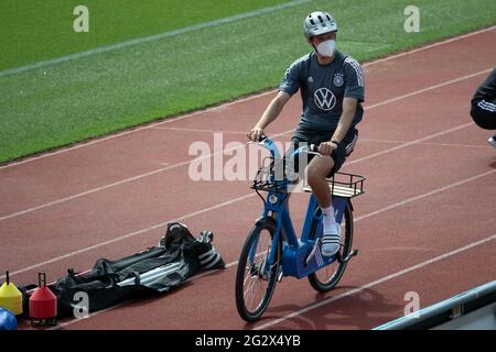 Herzogenaurach, Deutschland. Juni 2021. Fußball: Europameisterschaft, Nationalmannschaft, Training auf dem Adi Dassler Sportplatz. Der deutsche Thomas Müller kommt mit dem Fahrrad zum Training. Quelle: Federico Gambarini/dpa/Alamy Live News Stockfoto