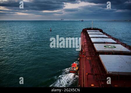 Lichter am frühen Morgen. Der Pilot, der am Eingang des Sue-Kanals an Bord des 83K Panamax in der Nähe von Port the Said einschiffen muss, befindet sich in der Nähe von Port the Said Stockfoto