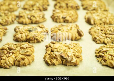 Köstliche Kekse aus Samen und Honig. Vegane Kekse mit Sonnenblumen- und Kürbiskernen. Hintergrund mit Platz für Text Stockfoto