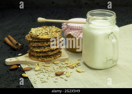 Köstliche Kekse aus Samen und Honig. Vegane Kekse mit Sonnenblumen- und Kürbiskernen. Hintergrund mit Platz für Text Stockfoto