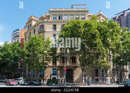 BARCELONA, SPANIEN - 10. JUNI 2019: Menschen genießen den Alltag in der Innenstadt von Barcelona City, auf einigen der wichtigsten Landmark Avenues und Straßen Stockfoto