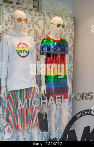 BARCELONA, SPANIEN - 10. JUNI 2019: Michael Kors Store bereit für die jährliche Gay Pride Parade. Regenbogenbekleidung dekorierte Schaufensterpuppen in Schaufensterdispla Stockfoto