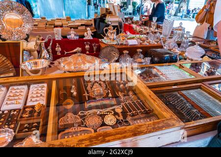 BARCELONA, SPANIEN - 10. JUNI 2019: Antike Objekte, Münzen, Juwelen, Geschirr und andere Utensilien auf einem Flohmarkt Stockfoto