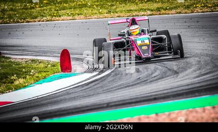 Oschersleben, 26. April 2019: Männlicher Rennfahrer Lucas Alecco Roy fährt einen Van Amersfoort Racing-Einsitzer Stockfoto