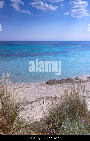 Die schönsten Sandstrände Apuliens (Italien): Pescoluse, die Malediven von Salento. Im Hintergrund die Marine von Torre Vado. Stockfoto