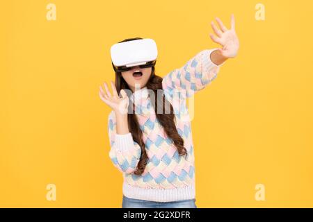 Happy teen Mädchen tragen vr Brille mit Zukunftstechnologie für Bildung in der virtuellen Realität, Erfahrung Stockfoto