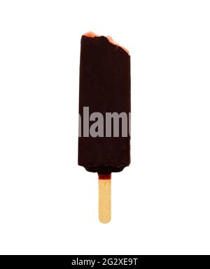 Gebissen Eis Lolly mit Schokolade Glasur Nahaufnahme auf dem weißen isolierten Hintergrund. Eisdiele, im Sommer heiße Tage. Kaltes, leckeres Eis. Eislolly . Stockfoto