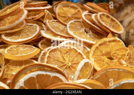 Getrocknete, in Scheiben geschnittene Orangen für aromatischen warmen Tee. Draufsicht Weichzeichnen von Texturen Weichzeichnen. Stockfoto