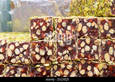 Verschiedene knallbunte türkische Köstlichkeiten Süßigkeiten Baklava Lokum auf dem Markt in Istanbul, Türkei. Draufsicht Weichzeichnen von Texturen Weichzeichnen. Stockfoto