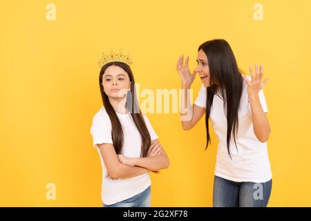 Mutter erziehen freche Tochter. Kindheit und Mutterschaft. Konzept der Freundschaft. Stockfoto