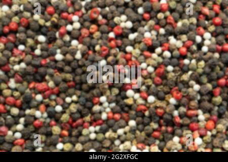 Hintergrund für gemischte Pfefferkörner verwischen. Verschiedene farbige Pfefferkörner, Nahaufnahme. Stockfoto