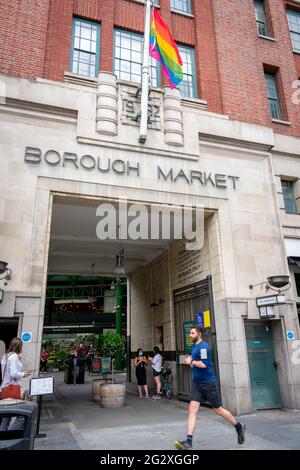 London. GROSSBRITANNIEN: 06.10.2021. Außenansicht des Borough Market in Southwark, einem der ältesten und größten Lebensmittelmärkte der Hauptstadt. Stockfoto