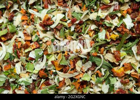 Textur von getrocknetem Gemüse - Nahaufnahme einer Mischung aus getrocknetem Gemüse. Draufsicht Weichzeichnen von Texturen Weichzeichnen. Stockfoto