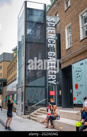 London. GROSSBRITANNIEN: 06.10. 2021. Namensschild und Eingang zur Science Gallery in Southwark, Teil des King's College London. Stockfoto