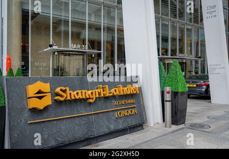 London. GROSSBRITANNIEN: 06.10. 2021. Das Schild und der Eingang zum Shangri-La Hotel im Shard. Stockfoto