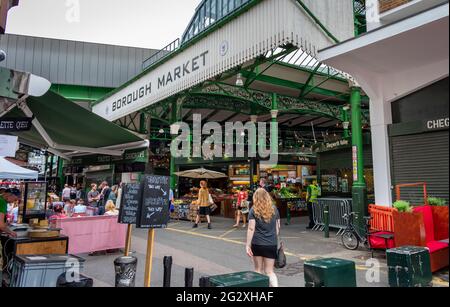 London. GROSSBRITANNIEN: 06.10. 2021. Die Fassade des Borough Market in Southwark, einem der ältesten und größten Lebensmittelmärkte der Hauptstadt. Stockfoto