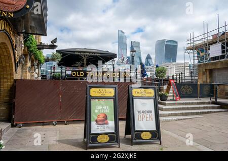 London. GROSSBRITANNIEN: 06.10.2021. Das Old Thameside Inn liegt am Ufer der Themse mit Blick auf die City of London. Stockfoto