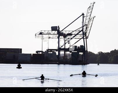 Marina, Cork, Irland. 13. Juni 2021. Die frühen Morgenröten werden von strahlendem Sonnenschein geschildert, da die Temperaturen Anfang der zwanziger Jahre auf dem Fluss Lee in Cork, Irland, erreicht werden. - Credit; David Creedon / Alamy Live News Stockfoto