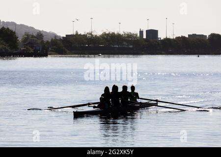 Marina, Cork, Irland. 13. Juni 2021. Die frühen Morgenröten werden von strahlendem Sonnenschein geschildert, da die Temperaturen Anfang der zwanziger Jahre auf dem Fluss Lee in Cork, Irland, erreicht werden. - Credit; David Creedon / Alamy Live News Stockfoto