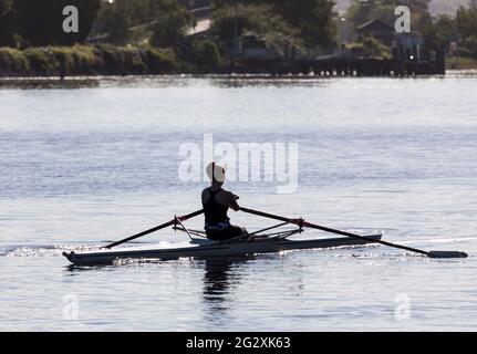 Marina, Cork, Irland. 13. Juni 2021. Die frühen Morgenröten werden von strahlendem Sonnenschein geschildert, da die Temperaturen Anfang der zwanziger Jahre auf dem Fluss Lee in Cork, Irland, erreicht werden. - Credit; David Creedon / Alamy Live News Stockfoto