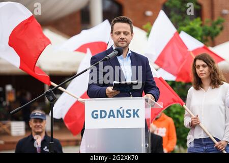 Danzig, Polen 12. Juni 2021 der Bürgermeister von Warschau Rafal Trzaskowski wird am 12. Juni 2021 in Danzig, Polen, gesehen Trzaskowski besucht Danzig, um sich mit dem Bürgermeister der Stadt zu treffen, um sein politisches Projekt Campus Polska (Campus Polska) zu fördern. Quelle: Vadim Pacajev/Alamy Live News Stockfoto