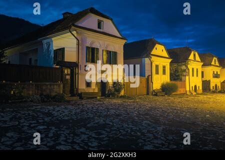 Schöne Morgendämmerung Landschaft mit ländlichen Häusern in der malerischen ruhigen Straße, Rimetea, Siebenbürgen, Rumänien, Europa Stockfoto