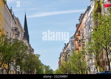 Straße mit renovierten alten Wohnhäusern im Prenzlauer Berg, Berlin Stockfoto