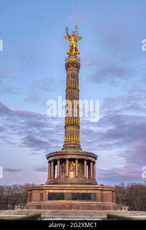 Die Siegessäule im Tiergarten in Berlin, Deutschland, nach Sonnenuntergang Stockfoto