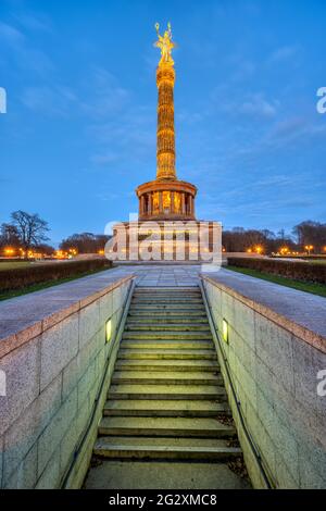 Die berühmte Siegessäule im Tiergarten in Berlin, Deutschland, während der blauen Stunde Stockfoto