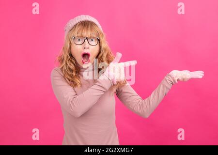 Isoliert überraschte ältere Erwachsene Frau mit Mobiltelefon Stockfoto