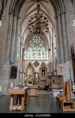 London. UK-06.10.2021. Eine Innenansicht vom südlichen Querschiff der Southwark Cathedral mit Blick auf das nördliche Querschiff. Stockfoto