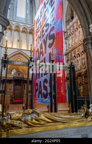 London. GROSSBRITANNIEN: 06.10.2021. Ein riesiges Banner in der Southwark Cathedral in Bezug auf die Pandemie von Covid-19. Stockfoto