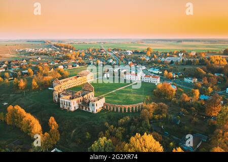 Ruschany, Brestgebiet, Weißrussland. Skyline Im Herbst Sonniger Abend. Vogelperspektive auf den Ruzhany Palast. Berühmte Beliebte Historische Sehenswürdigkeit Stockfoto