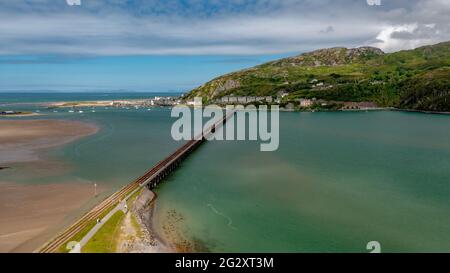 Barmouth Bay und Wooden Train Bridge Stockfoto