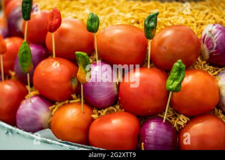 Street Delicious Food wurden in einem großen Ball von Bombay Pepper Zwiebel und Chanachur, die auf der Straße verkauft werden, arrangiert Stockfoto