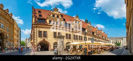 Panoramablick auf die Stadt über das Café im Freien am Naschmarkt, mit Menschen, die im historischen Stadtzentrum von Leipzig zu Mittag essen, an sonnigen Sommertagen und am blauen Himmel Stockfoto