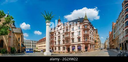 Panoramablick über die historische Innenstadt von Leipzig mit der alten Nikolaisäule im Sommer, am blauen Himmel und an sonnigen Tagen in Deutschland Stockfoto