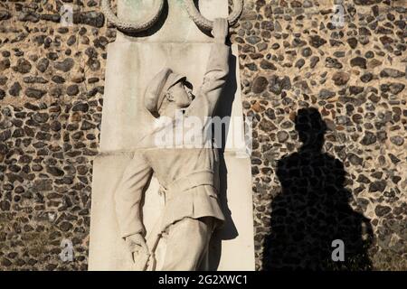 Norwich, Norfolk, Großbritannien, Juni 2021, Blick auf die Statue von Edith Cavell in der Nähe der Kathedrale von Norwich Stockfoto