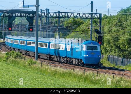 Der Blue Pullman HST-Zug fährt am 12. Juni 2021 auf der Settle & Carlisle Pullman-Exkursion von Bristol Temple Meads nach Carlisle durch Winwick. Der Stockfoto