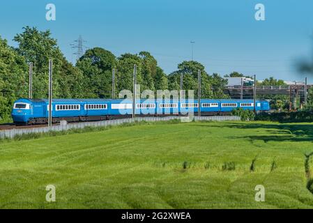 Der Blue Pullman HST-Zug fährt am 12. Juni 2021 auf der Settle & Carlisle Pullman-Exkursion von Bristol Temple Meads nach Carlisle durch Winwick. Siehe Stockfoto