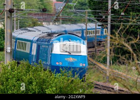 Der Blue Pullman HST-Zug fährt am 12. Juni 2021 auf der Settle & Carlisle Pullman-Exkursion von Bristol Temple Meads nach Carlisle durch Winwick. Der Stockfoto