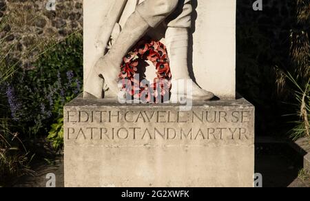 Norwich, Norfolk, Großbritannien, Juni 2021, Blick auf die Statue von Edith Cavell in der Nähe der Kathedrale von Norwich Stockfoto