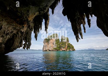 Blick von der Karsthöhle auf die tropische Insel. Wunderschöne Meereslandschaft in der Nähe von Krabi, Thailand. Stockfoto