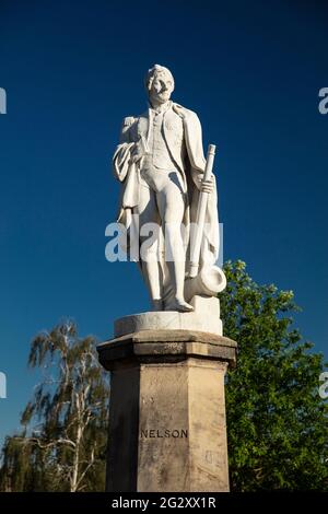 Norwich, Norfolk, Großbritannien, Juni 2021, Blick auf die Statue des Admiral Lord Horatio Nelson in der nahe bei der Kathedrale von Norwich Stockfoto