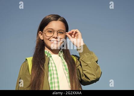 Verbesserte Sicht ist möglich. Fröhliches Kind trägt eine Brille am sonnigen blauen Himmel. Sehfehler. Sehkorrektur bei Kindern. Korrekturlinse. Optische Augenmuschel Stockfoto